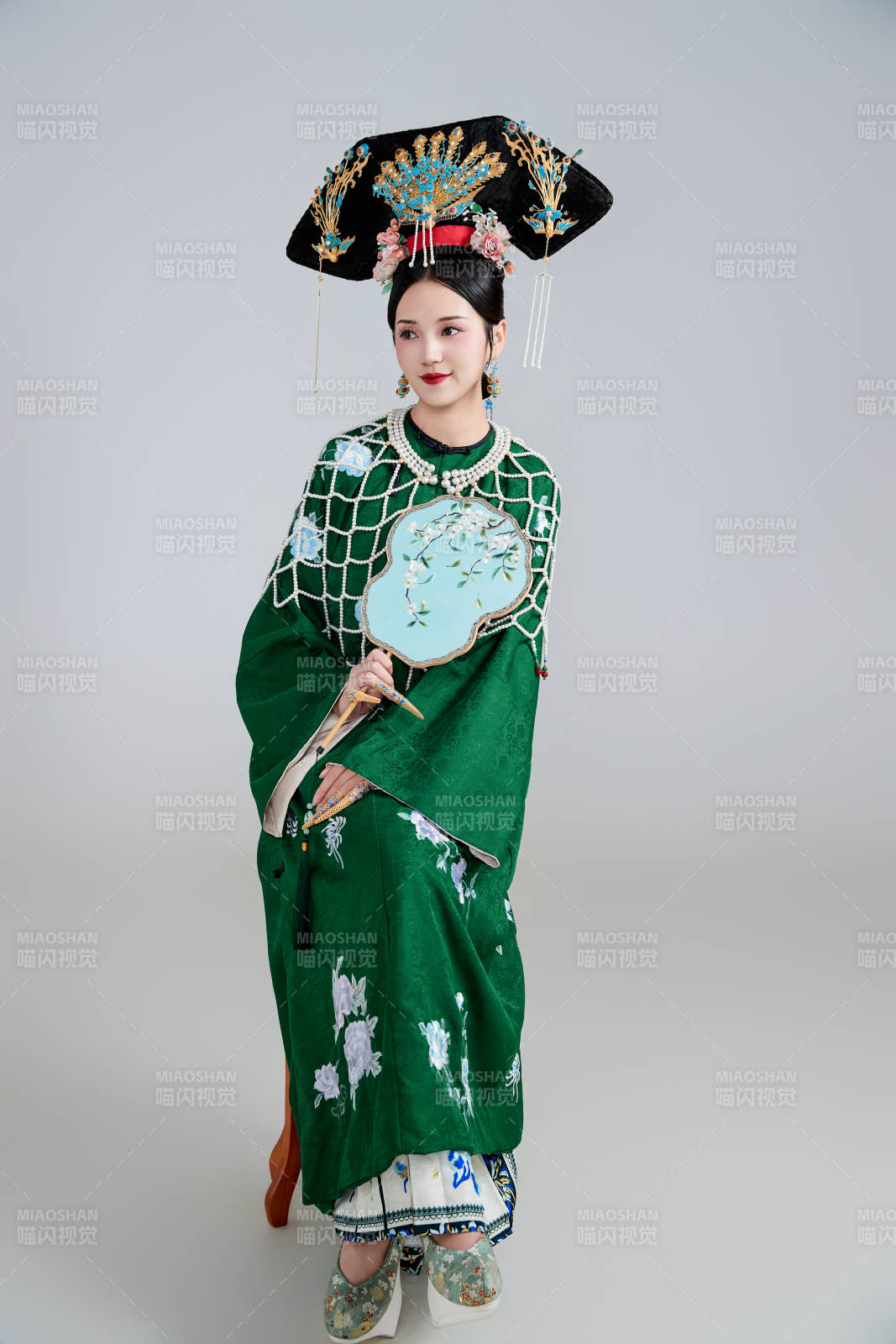 展示中国清朝宫廷服饰的亚洲女性图片