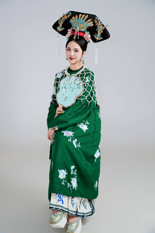 展示中国清朝宫廷服饰的亚洲女性图片