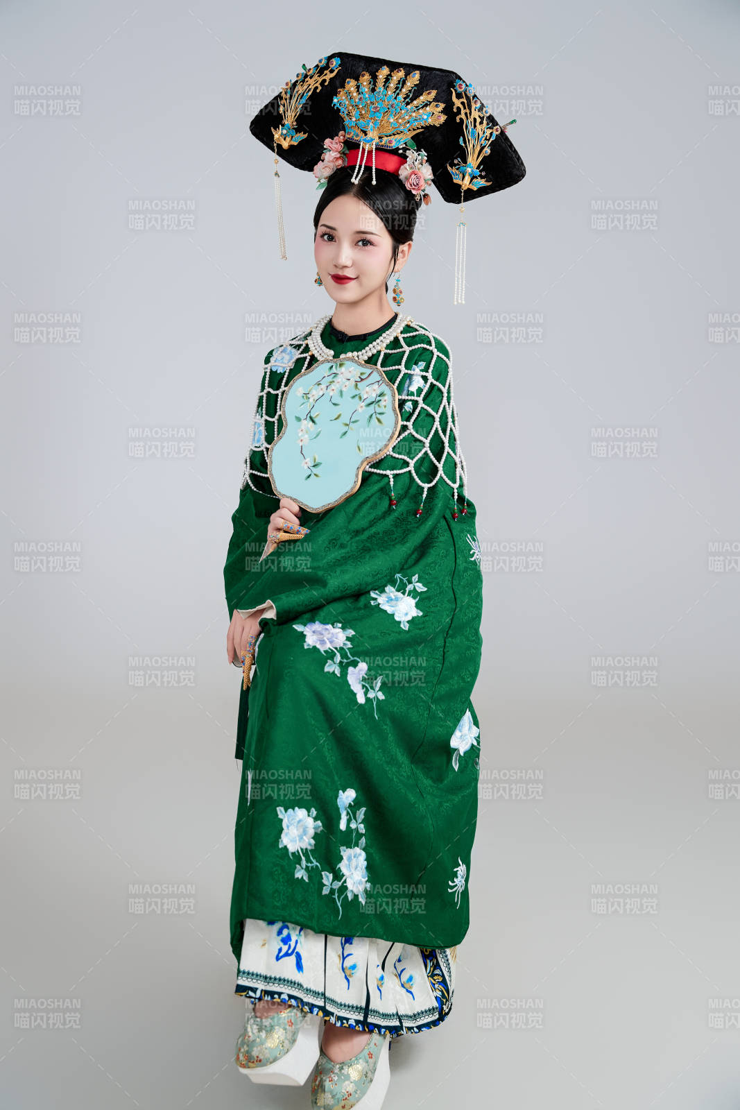 展示中国清朝宫廷服饰的亚洲女性图片