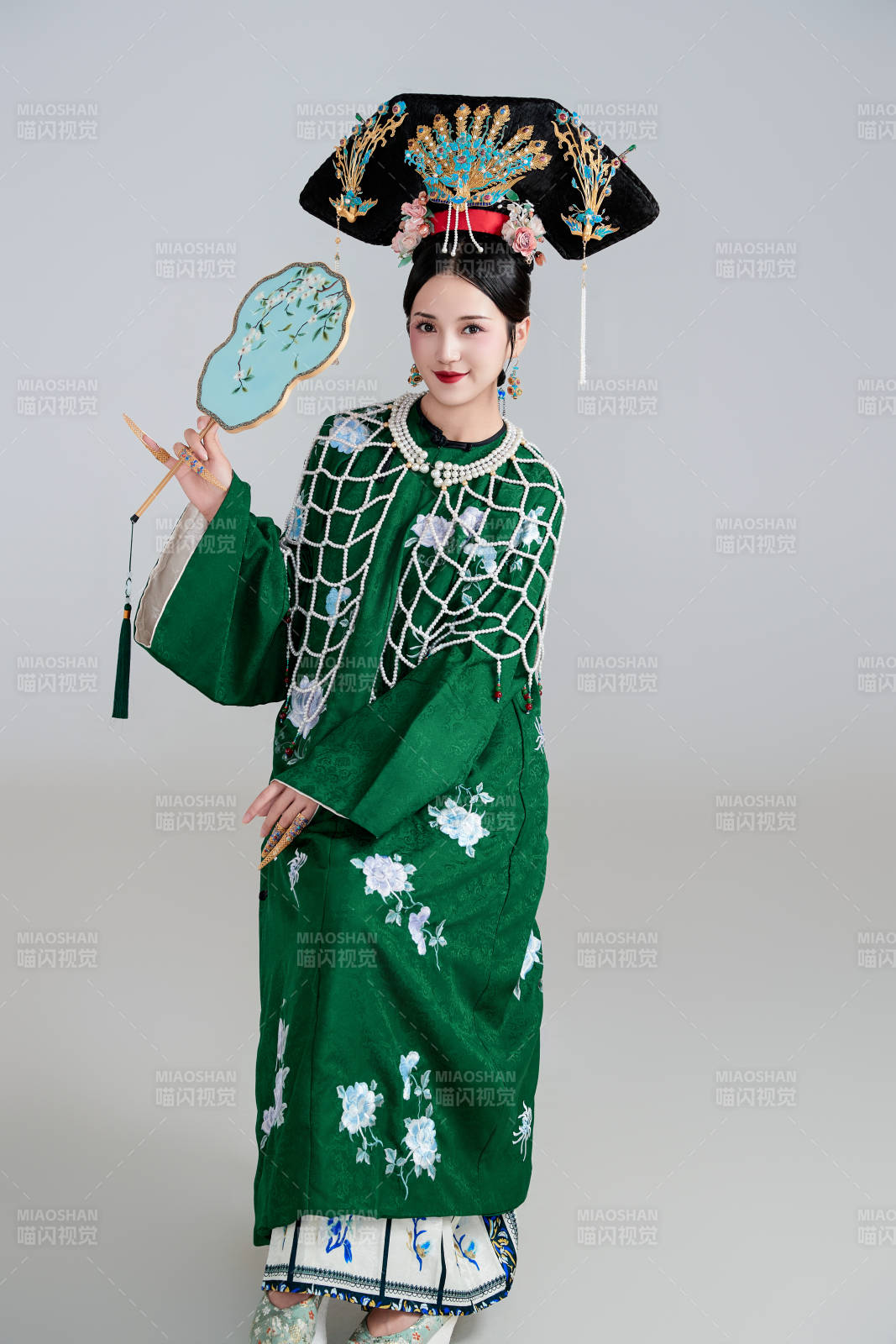 展示中国清朝宫廷服饰的亚洲女性图片