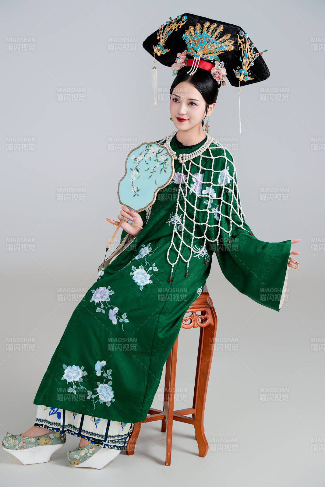 展示中国清朝宫廷服饰的亚洲女性图片