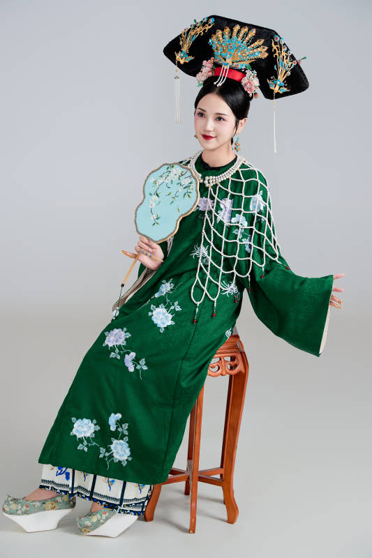 展示中国清朝宫廷服饰的亚洲女性图片