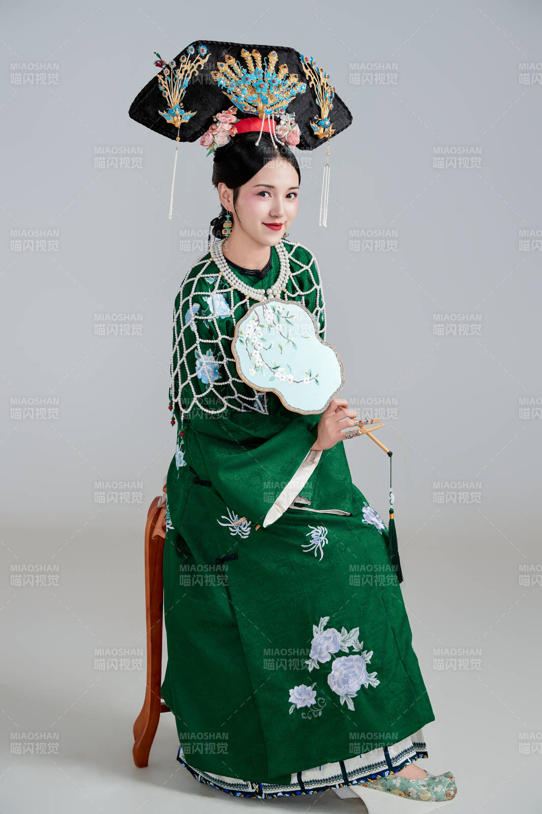 展示中国清朝宫廷服饰的亚洲女性图片