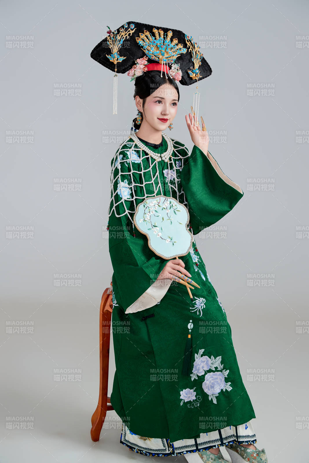 展示中国清朝宫廷服饰的亚洲女性图片