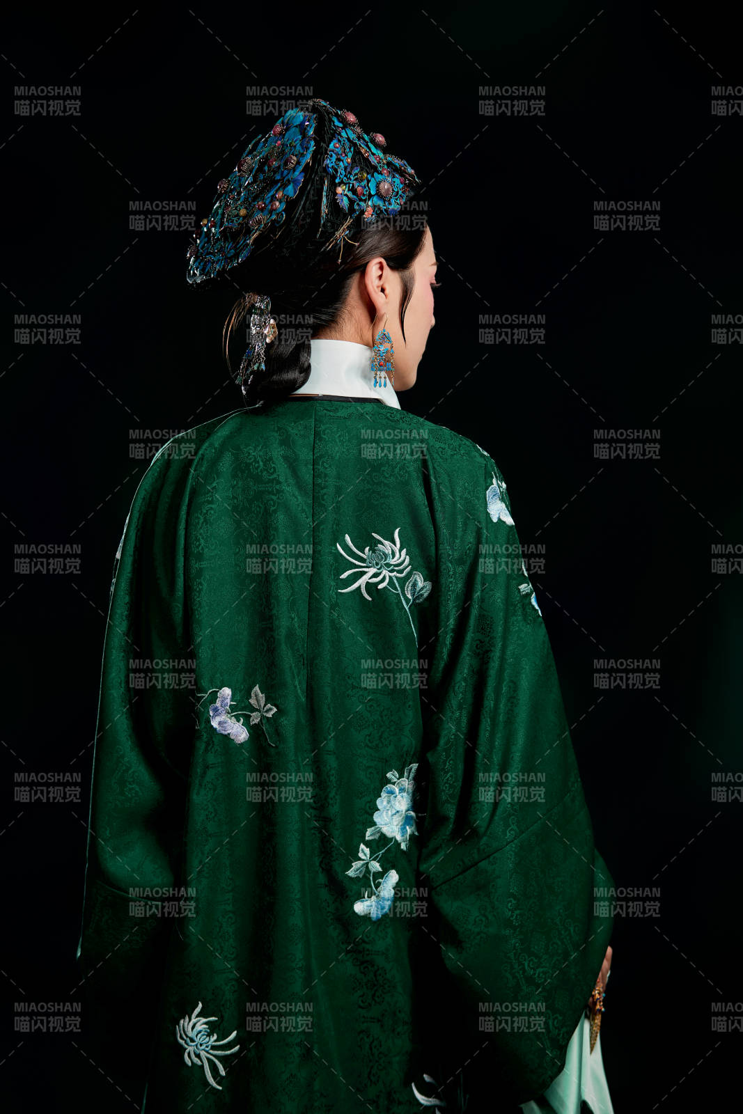 展示中国清朝宫廷服饰的亚洲女性图片