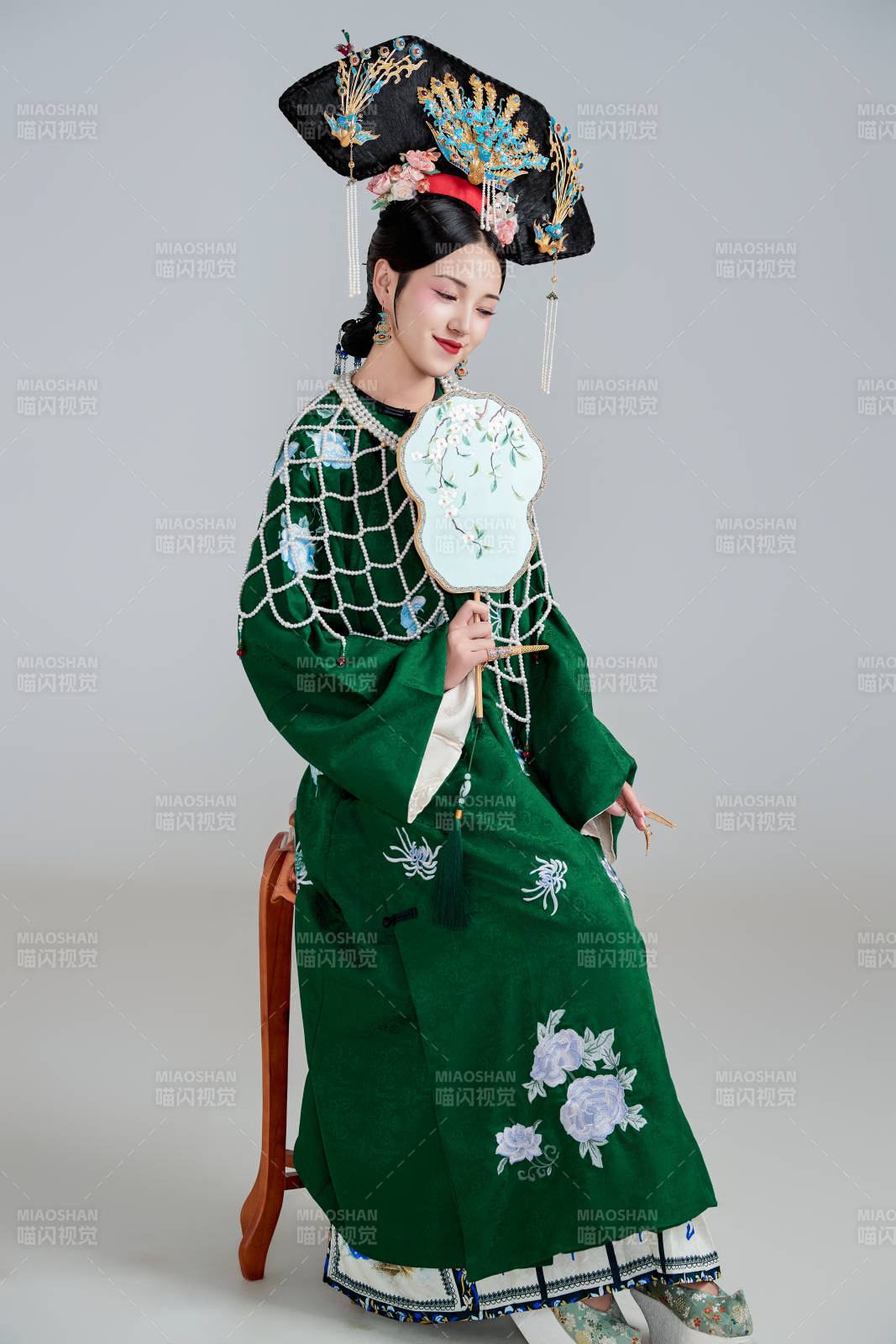 展示中国清朝宫廷服饰的亚洲女性图片