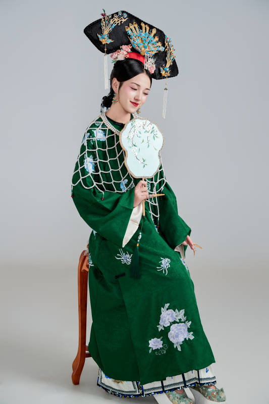 展示中国清朝宫廷服饰的亚洲女性图片