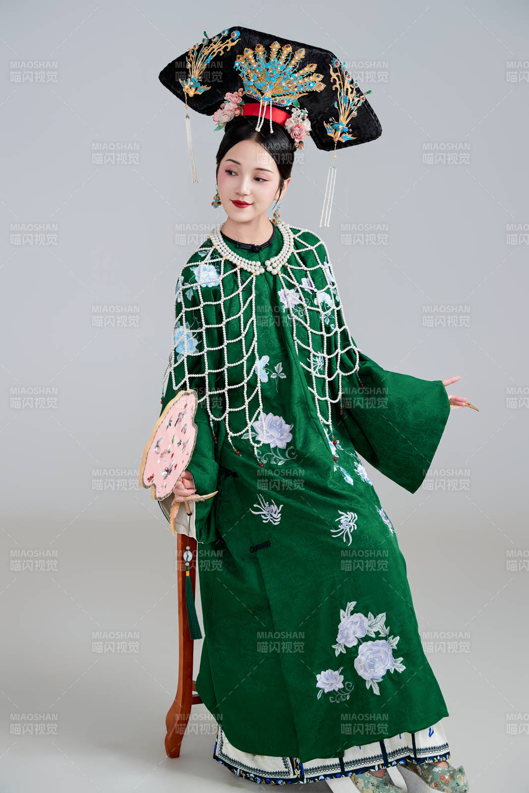 展示中国清朝宫廷服饰的亚洲女性图片