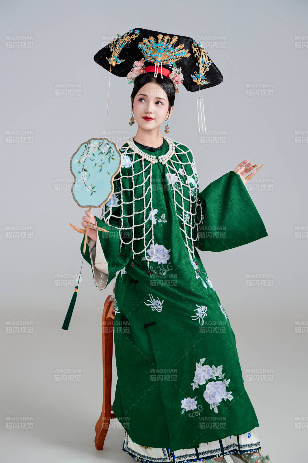 展示中国清朝宫廷服饰的亚洲女性图片