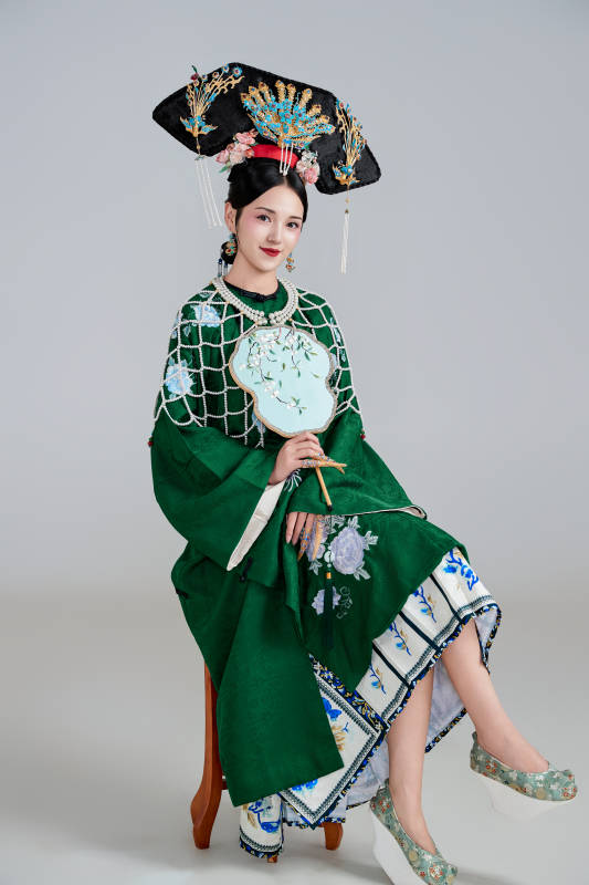 展示中国清朝宫廷服饰的亚洲女性图片