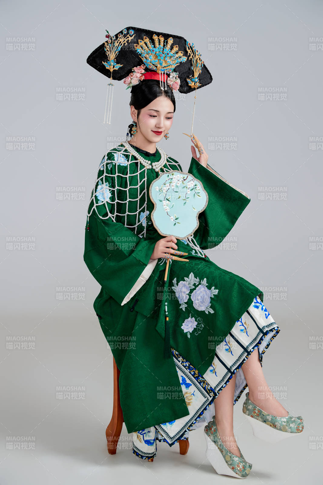 展示中国清朝宫廷服饰的亚洲女性图片