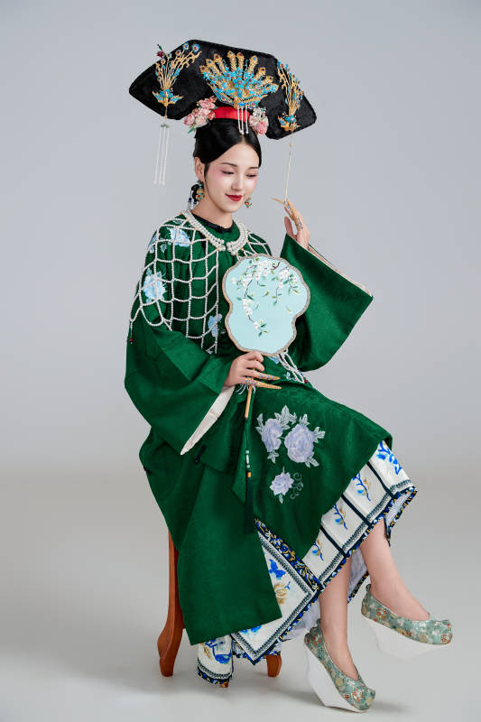展示中国清朝宫廷服饰的亚洲女性图片