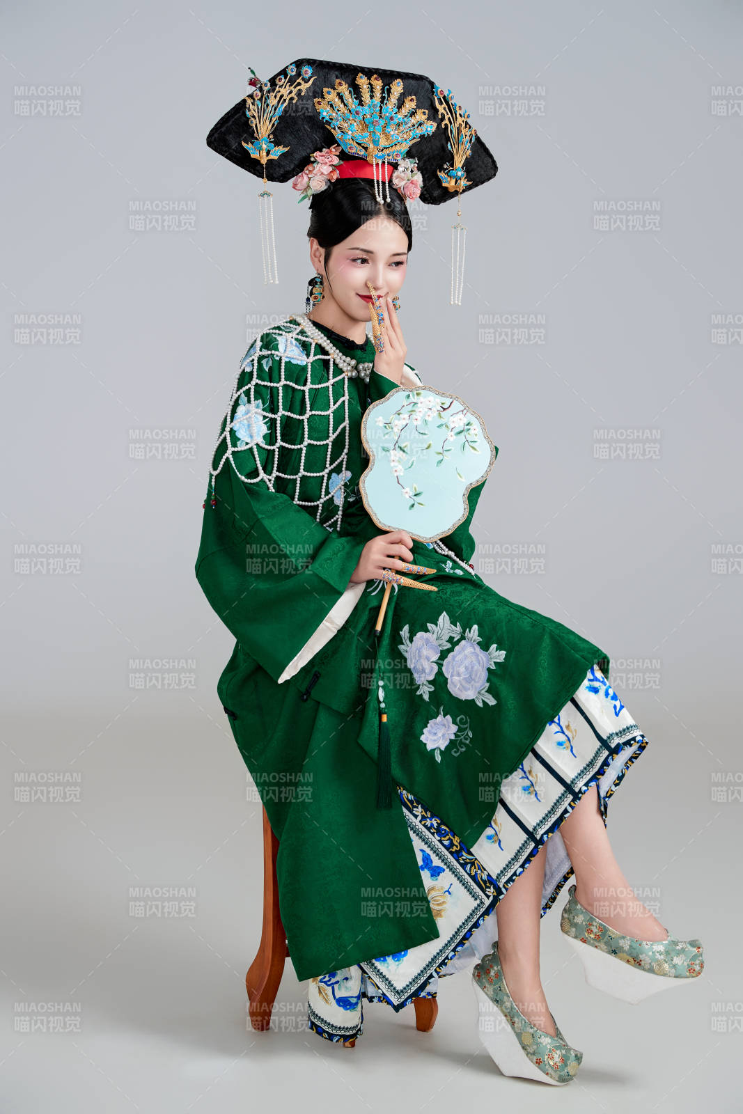 展示中国清朝宫廷服饰的亚洲女性图片