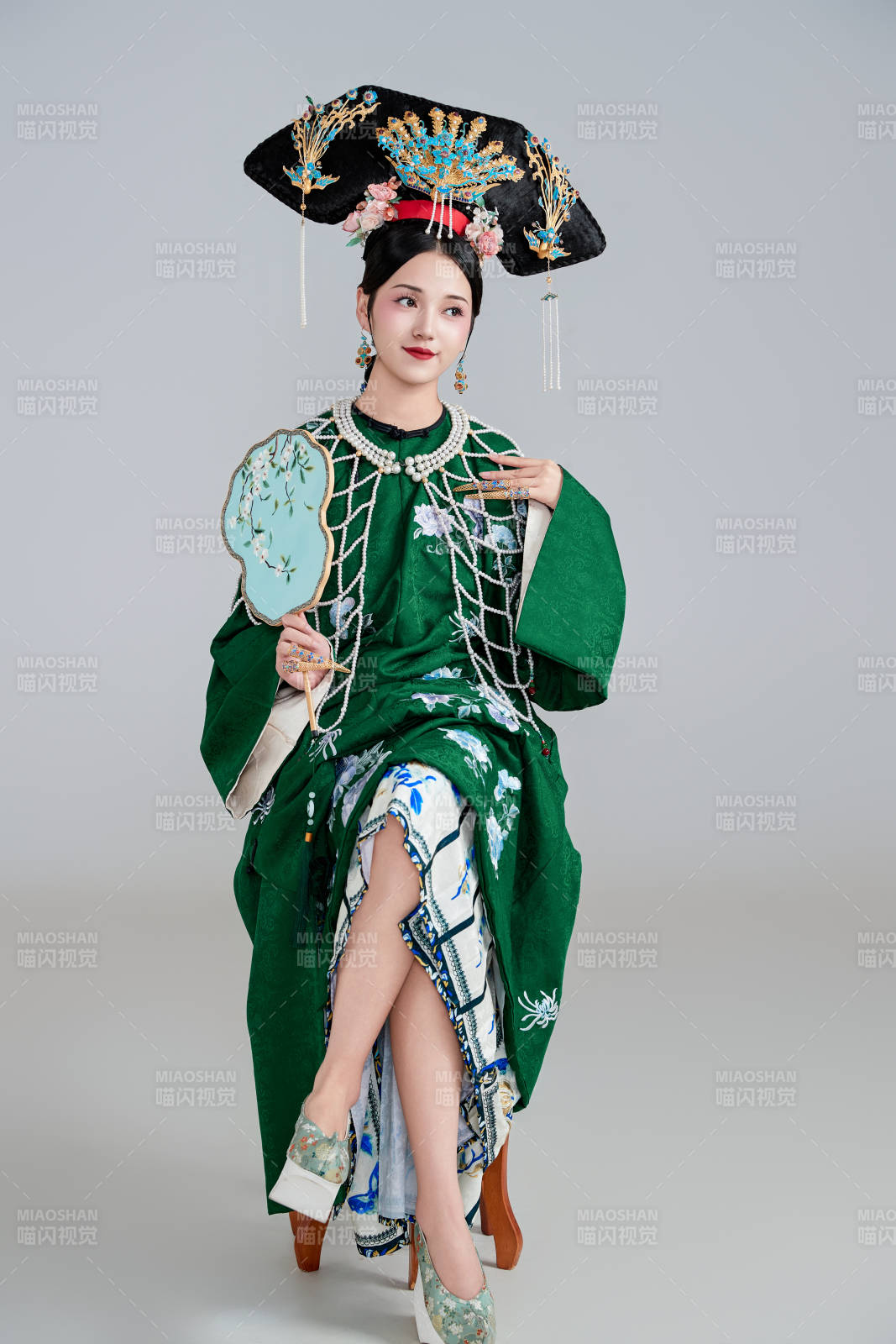 展示中国清朝宫廷服饰的亚洲女性图片