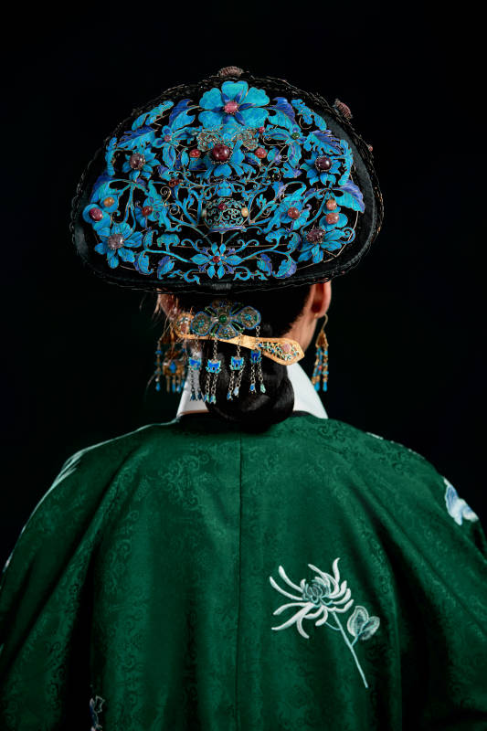 展示中国清朝宫廷服饰的亚洲女性图片