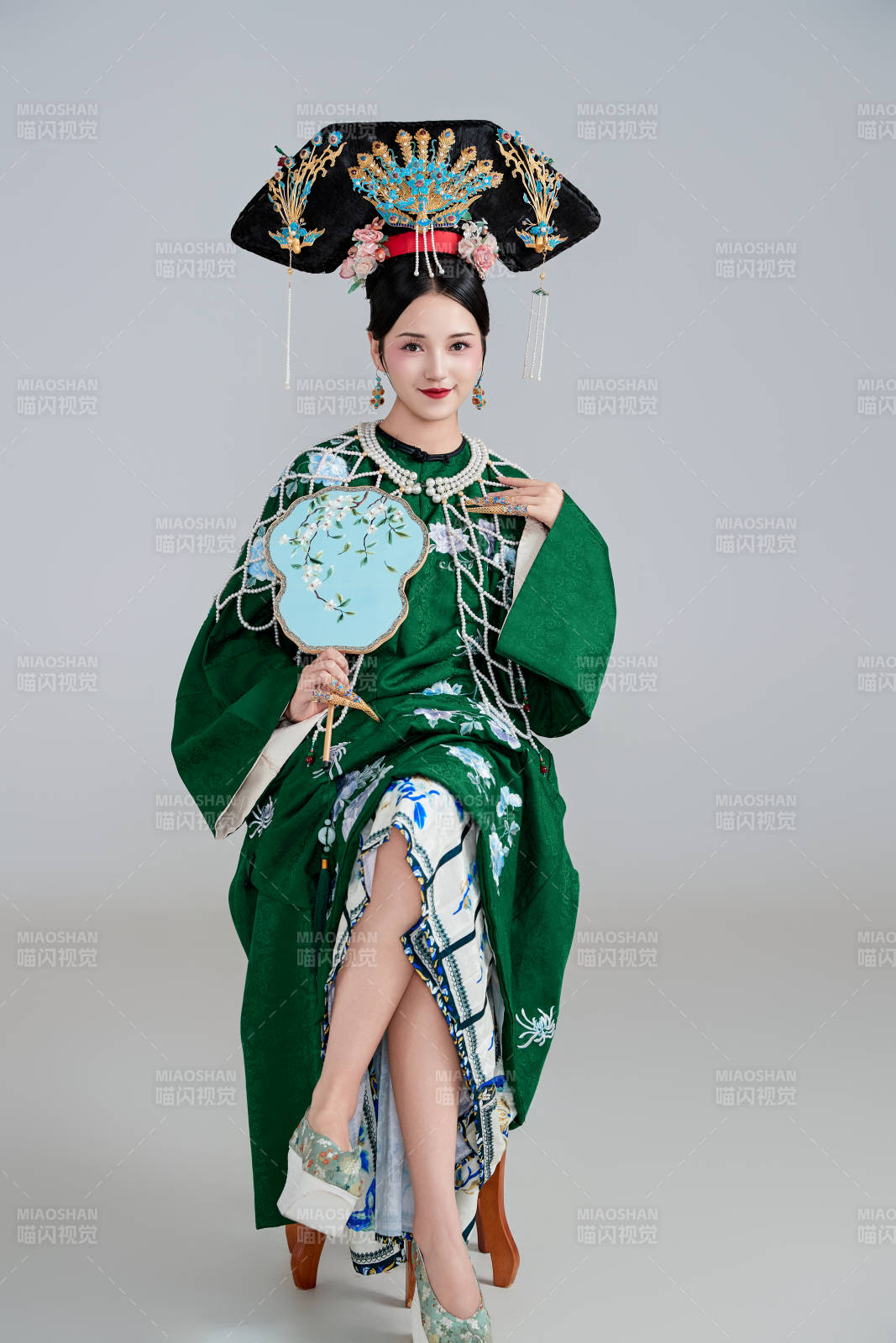 展示中国清朝宫廷服饰的亚洲女性图片