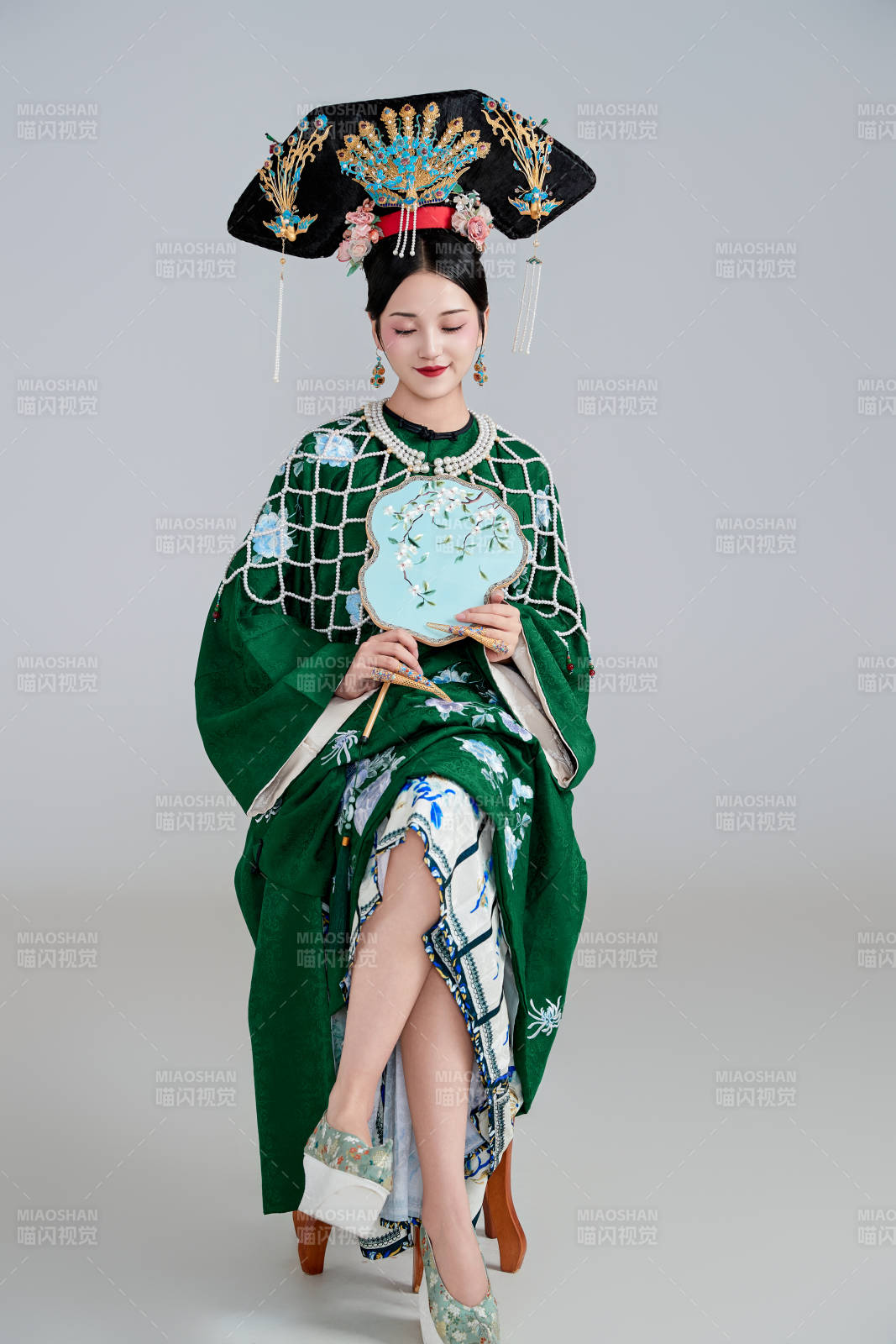 展示中国清朝宫廷服饰的亚洲女性图片