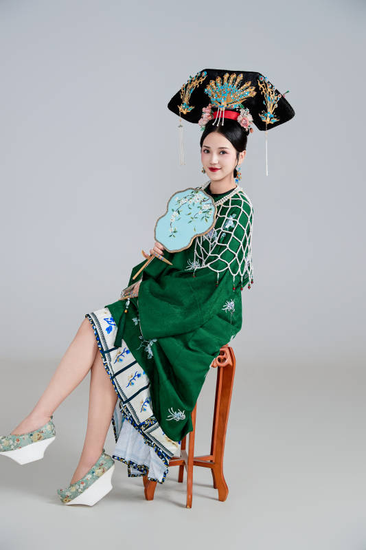 展示中国清朝宫廷服饰的亚洲女性图片