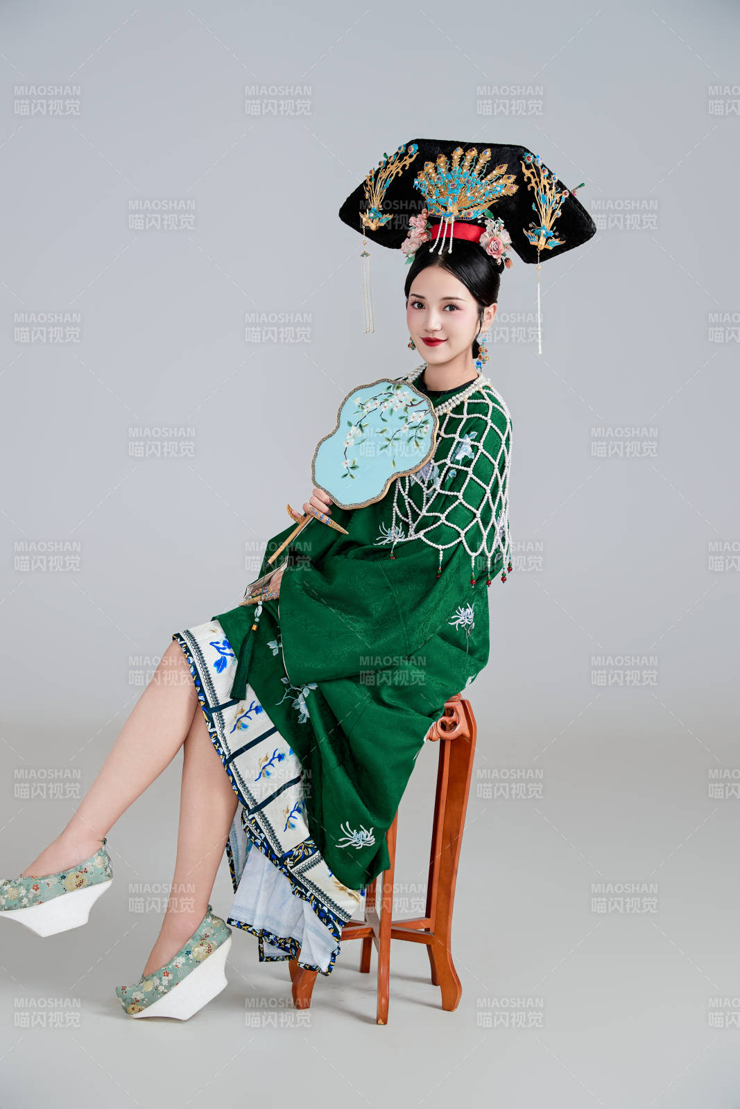 展示中国清朝宫廷服饰的亚洲女性图片