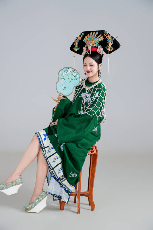 展示中国清朝宫廷服饰的亚洲女性图片