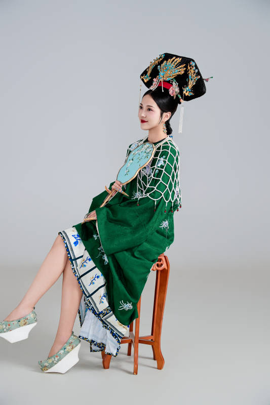 展示中国清朝宫廷服饰的亚洲女性图片