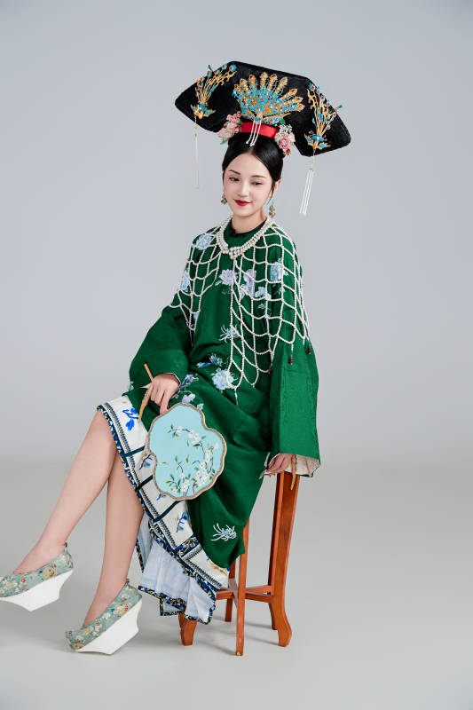 展示中国清朝宫廷服饰的亚洲女性图片