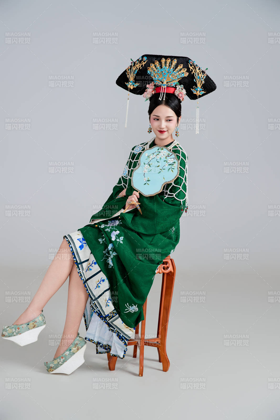 展示中国清朝宫廷服饰的亚洲女性图片