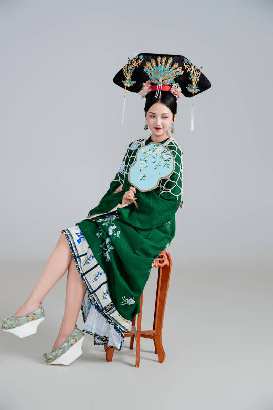 展示中国清朝宫廷服饰的亚洲女性图片