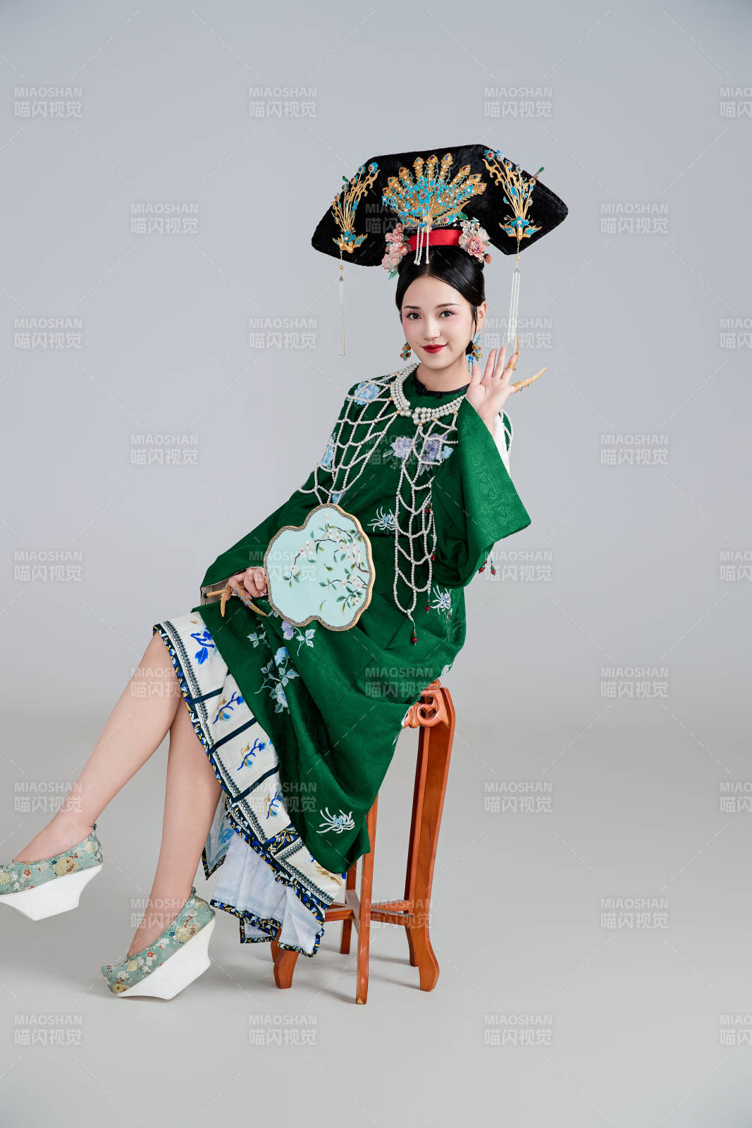 展示中国清朝宫廷服饰的亚洲女性图片