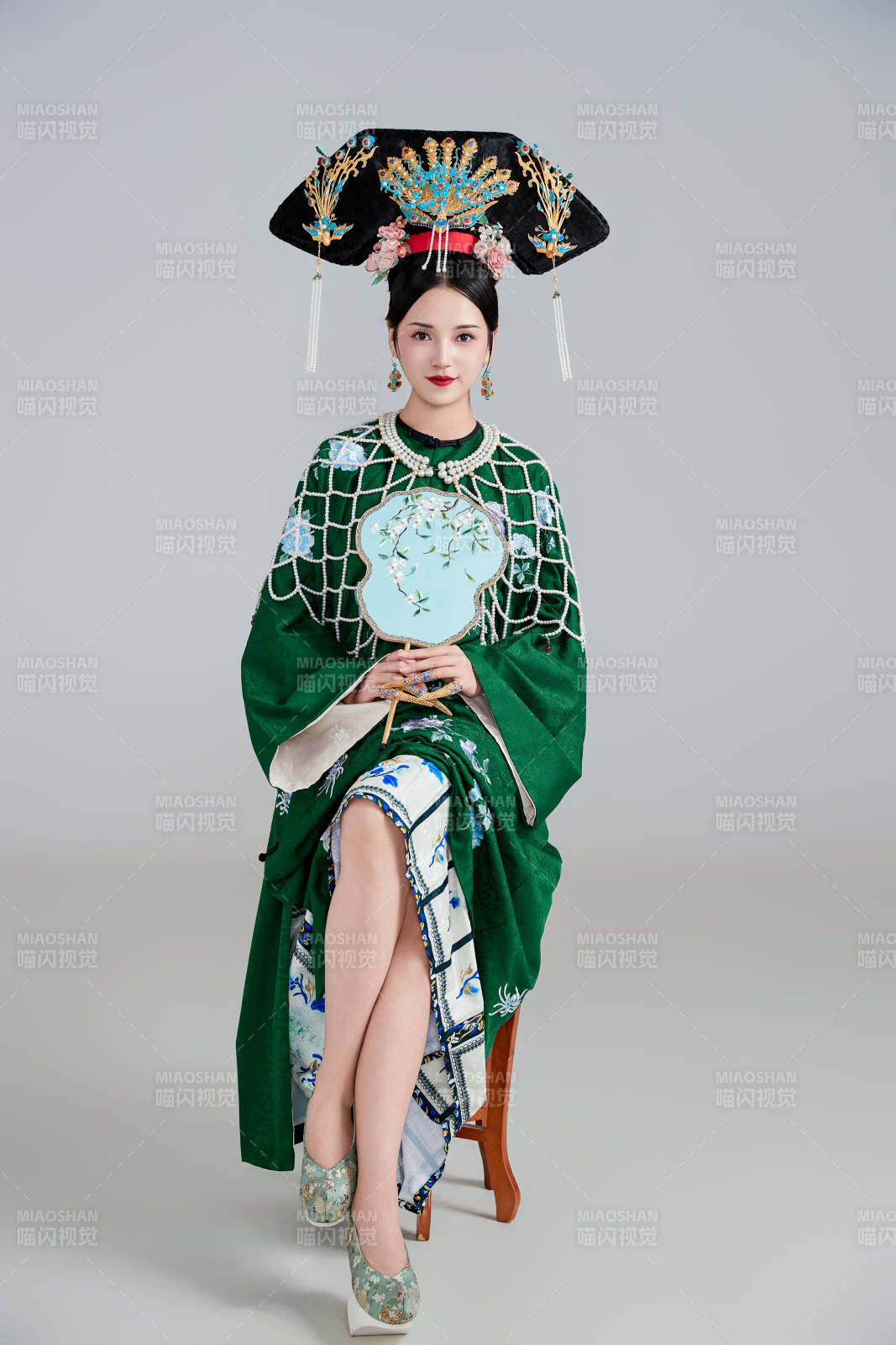 展示中国清朝宫廷服饰的亚洲女性图片