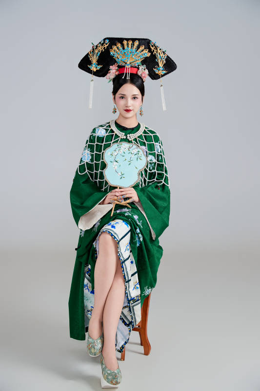 展示中国清朝宫廷服饰的亚洲女性图片