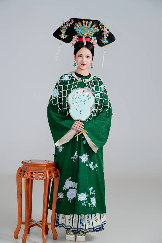 展示中国清朝宫廷服饰的亚洲女性图片
