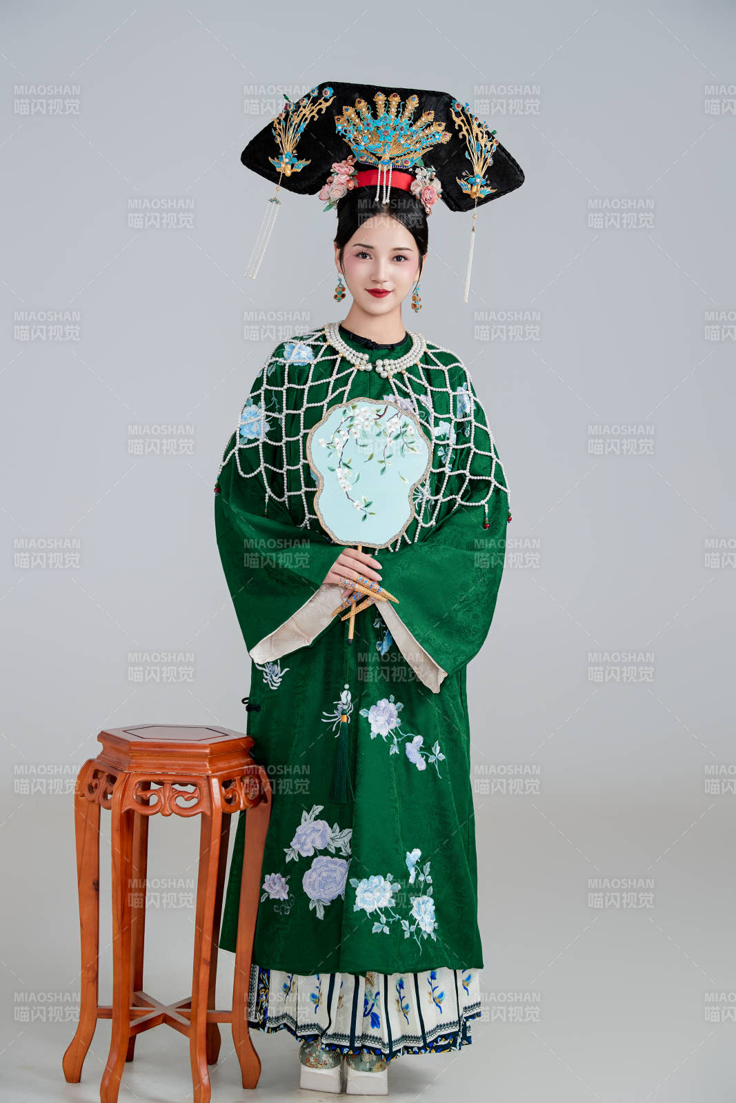 展示中国清朝宫廷服饰的亚洲女性图片