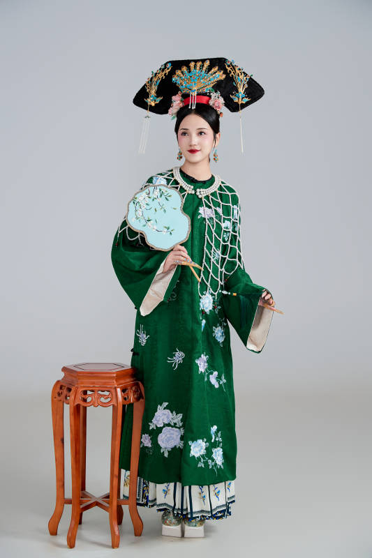 展示中国清朝宫廷服饰的亚洲女性图片