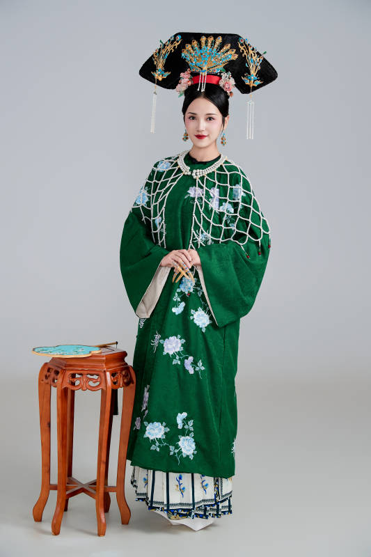 展示中国清朝宫廷服饰的亚洲女性图片