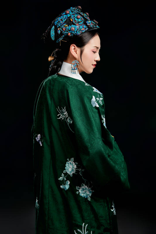 展示中国清朝宫廷服饰的亚洲女性图片