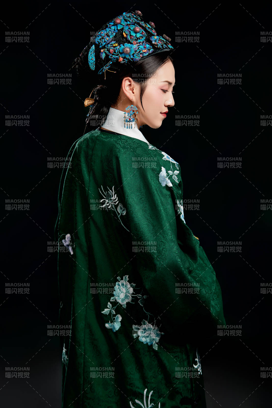 展示中国清朝宫廷服饰的亚洲女性图片