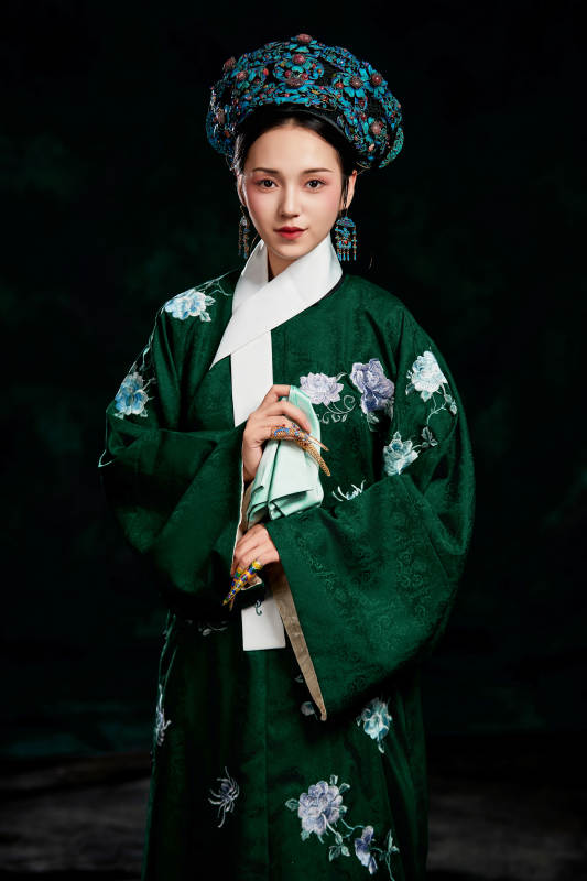 展示中国清朝宫廷服饰的亚洲女性图片