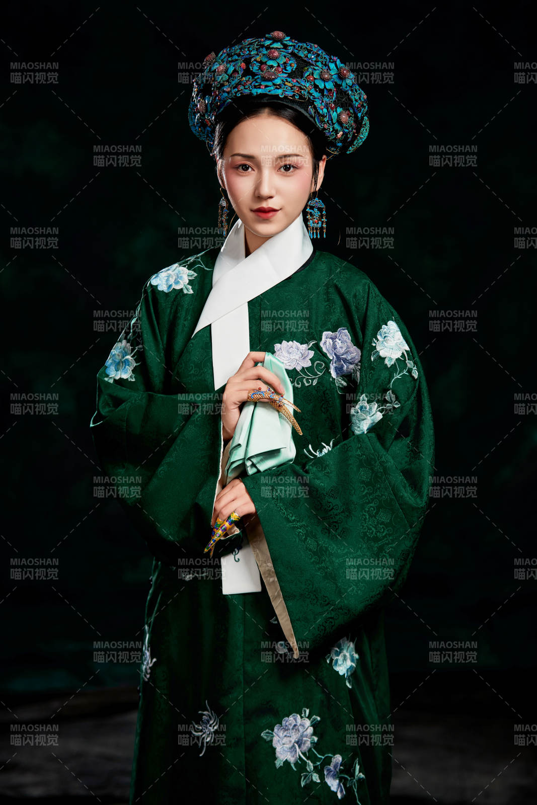 展示中国清朝宫廷服饰的亚洲女性图片