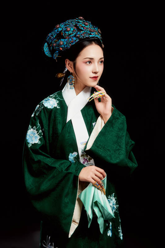 展示中国清朝宫廷服饰的亚洲女性图片