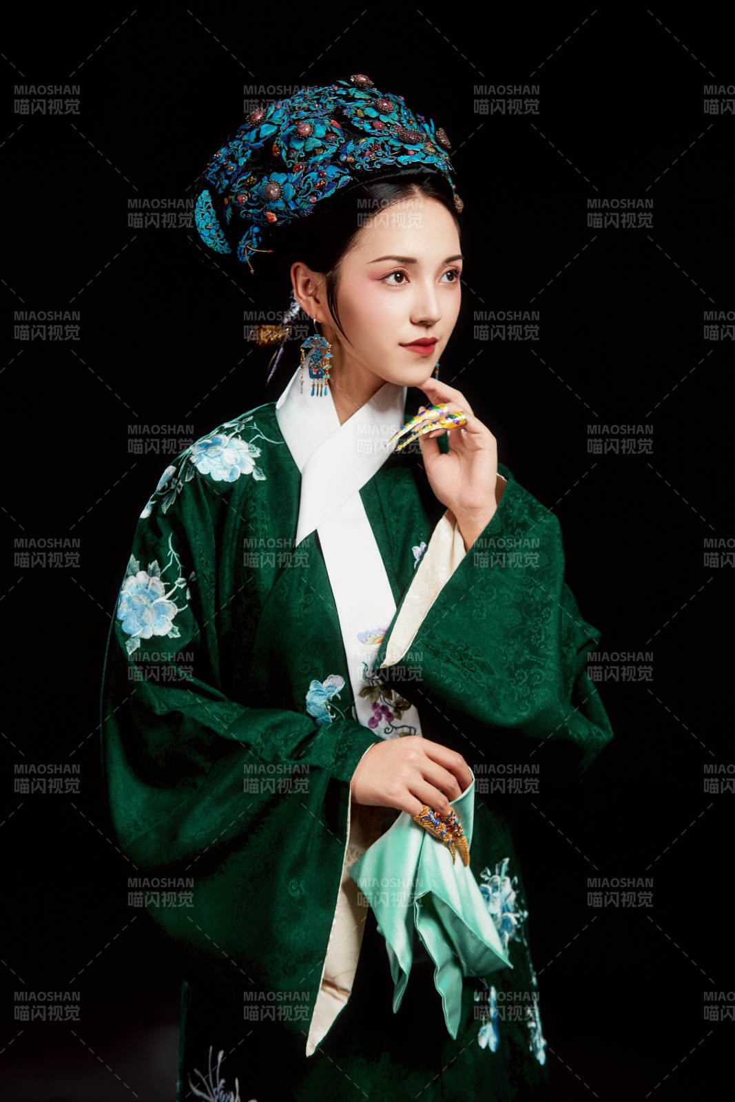 展示中国清朝宫廷服饰的亚洲女性图片