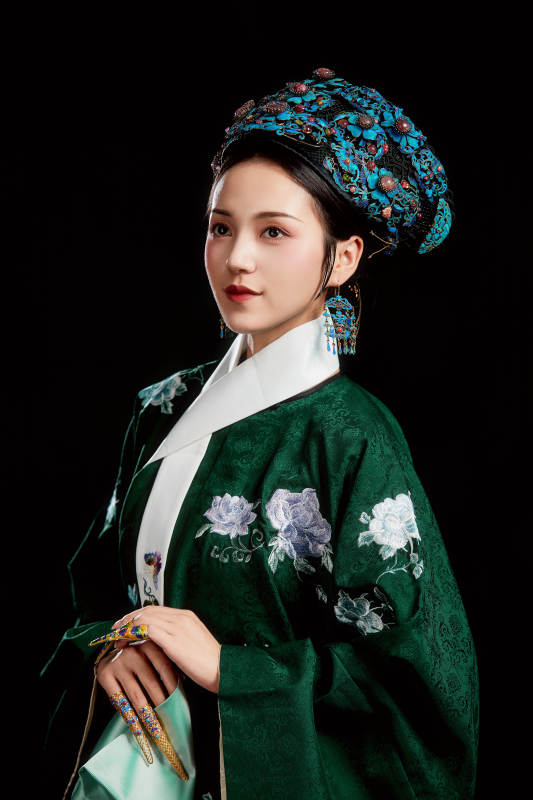 展示中国清朝宫廷服饰的亚洲女性图片