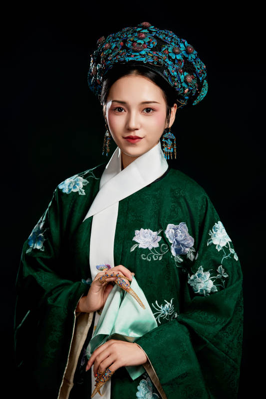 展示中国清朝宫廷服饰的亚洲女性图片