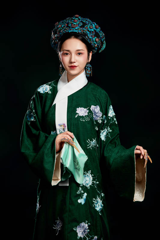 展示中国清朝宫廷服饰的亚洲女性图片