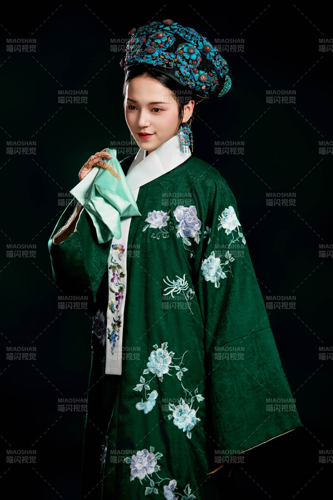 展示中国清朝宫廷服饰的亚洲女性图片