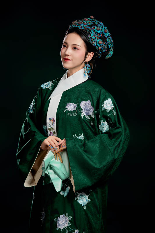 展示中国清朝宫廷服饰的亚洲女性图片