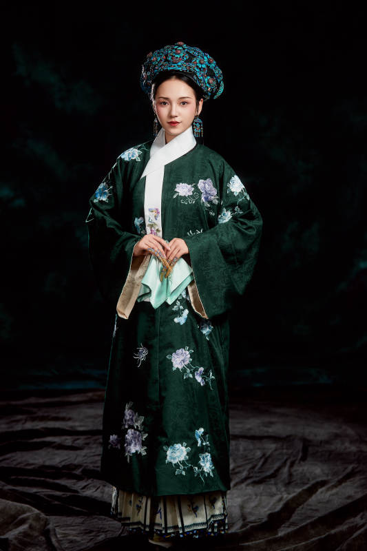 展示中国清朝宫廷服饰的亚洲女性图片