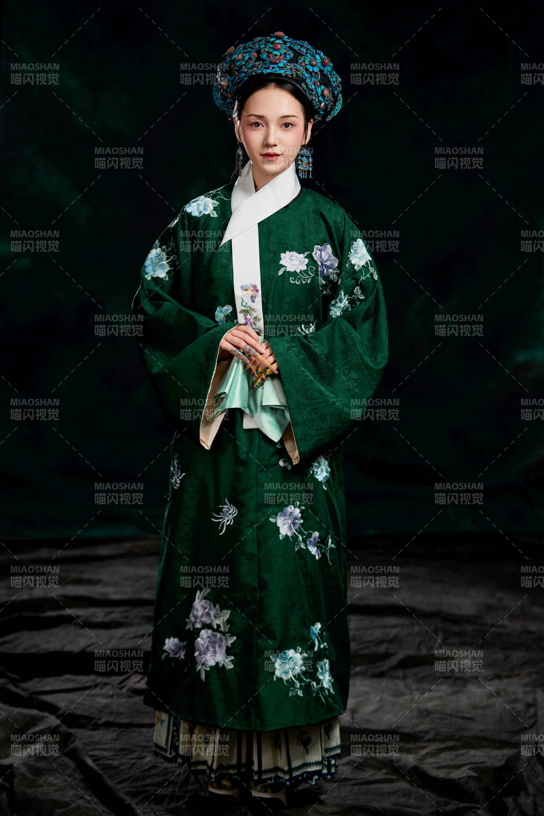 展示中国清朝宫廷服饰的亚洲女性图片