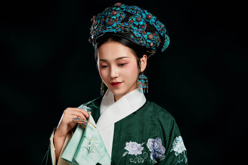 展示中国清朝宫廷服饰的亚洲女性图片
