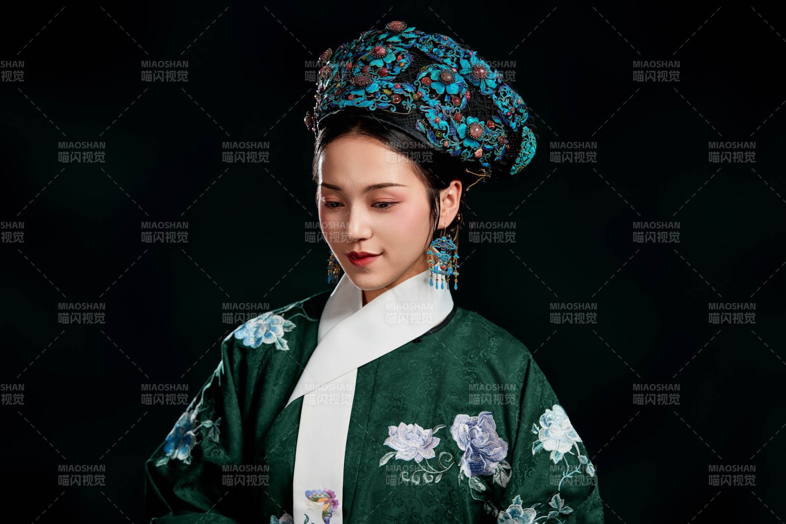 展示中国清朝宫廷服饰的亚洲女性图片